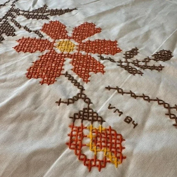 vintage Beautiful handmade embroidered tablecloth with orange flowers & ruffles - Picture 3 of 7